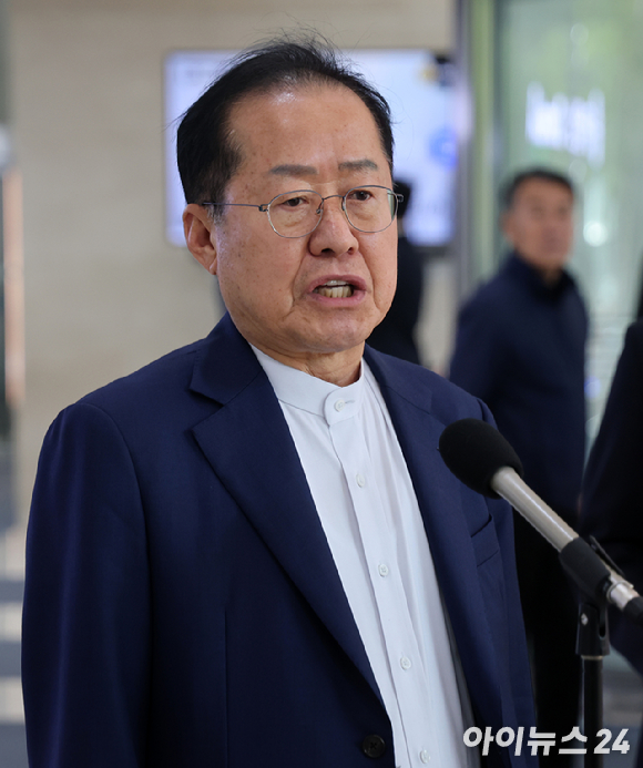 지난 4월 25일 오후 종로 동아미디어센터 1층 로비에서 국민의힘 대선 2차 경선 진출자인 홍준표 후보가 사전 인터뷰를 하고 있다. [사진=국회사진취재단]