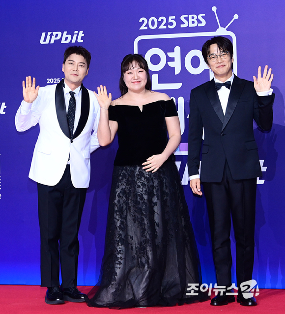 전현무-이수지-차태현이 30일 오후 서울 마포구 상암동 SBS 프리즘타워에서 열린&nbsp;2025 SBS 연예대상&nbsp;레드카펫 행사에 시상식 MC로 참석하고 있다. [사진=정소희 기자]