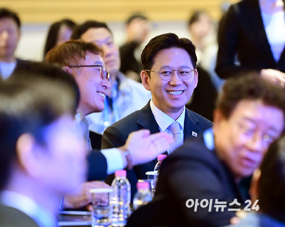 [포토] &apos;아이포럼 2025&apos; 미소 짓는 배경훈 부총리 겸 장관