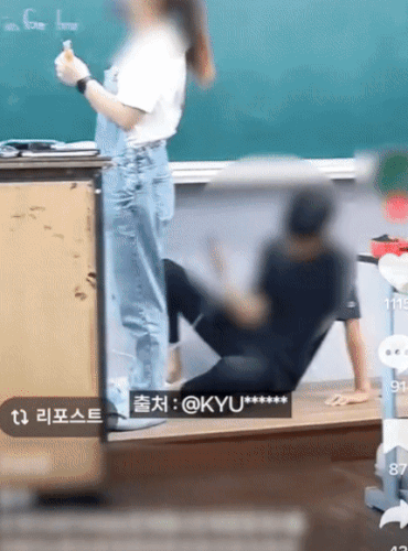 아무도 남학생의 행동을 나서서 제지하는 사람은 없었다. [사진=틱톡 캡처]
