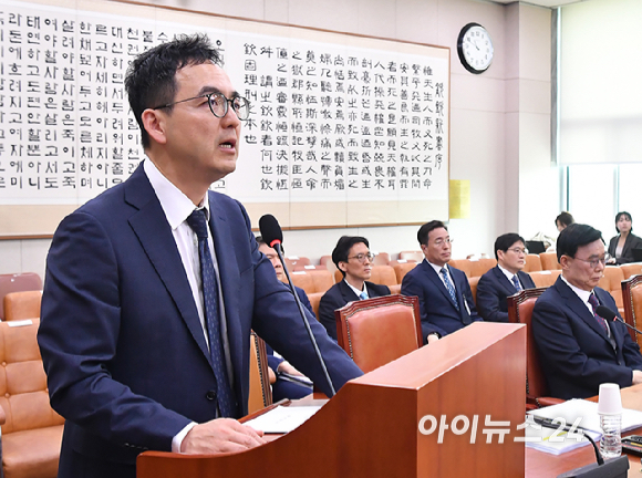 구자현 검찰총장 직무대행이 3일 서울 여의도 국회에서 열린 윤석열 정권 정치검찰 조작기소 의혹사건 진상규명 국정조사 특별위원회 전체회의에서 기관 보고를 하고 있다. [사진=곽영래 기자]