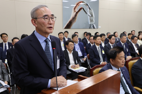 21일 국회 과학기술정보방송통신위원회에서 열린 정보통신기술(ICT) 분야 산하기관 국정감사에서 김영섭 KT 대표이사가 해킹사태와 관련한 위원 질의에 답하고 있다. [사진=연합뉴스]