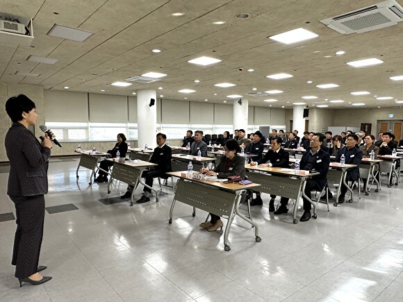 지난 24일 대회의실에서 4대폭력 예방 통합교육을 실시 하고 있다. [사진=양평군]