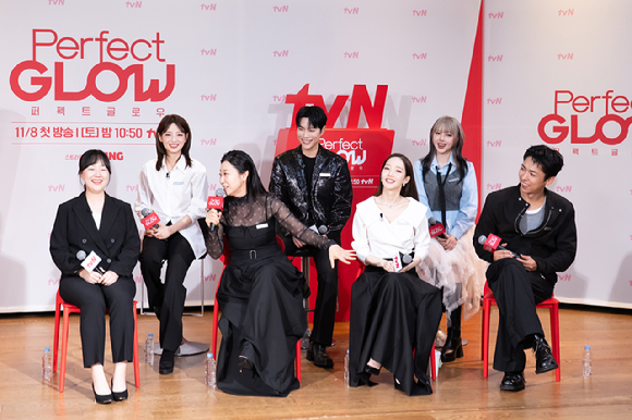 배우 주종혁, 뷰티 인플루언서 포니, 배우 라미란, 김상아 PD, 박민영, 헤어디자이너 차홍, 뷰티 크리에이터 레오제이가 6일 오전 온라인 중계로 진행된 tvN '퍼펙트 글로우' 제작발표회에 참석해 포즈를 취하고 있다. [사진=tvN]