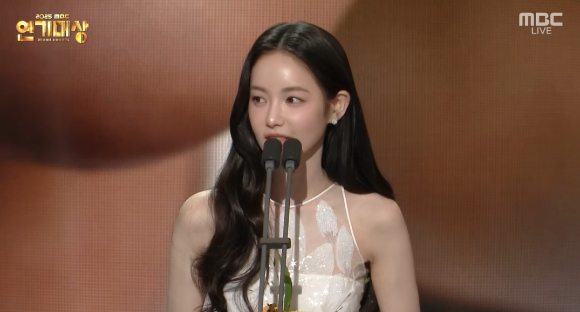 조아람이 30일 서울 상암 MBC신사옥 미디어센터에서 열린 '2025 MBC 연기대상'에서 수상소감을 이야기 하고 있다. [사진=MBC 방송화면 캡처]