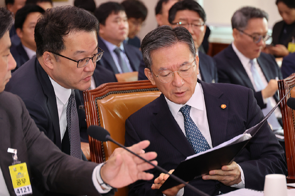 정성호 법무부 장관이 14일 서울 여의도 국회에서 열린 법무부 등에 대한 법제사법위원회 국정감사에 출석해 있다. 2025.10.14 [사진=연합뉴스]