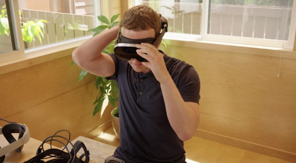 마크 저커버그 메타 CEO가 VR 헤드셋 시제품 '홀로케이크2'를 장착하고 있다. [사진=메타]