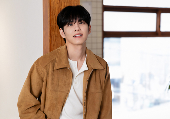 데이식스 원필이 최근 서울 모처에서 진행된 솔로 미니 1집 발매 기념 인터뷰에서 포즈를 취하고 있다. [사진=JYP엔터테인먼트]