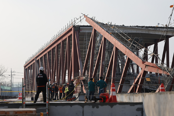 11일 오후 광주 서구 치평동 광주대표도서관 건립공사장에서 붕괴 사고가 발생해 소방대원들이 매몰자 구조 작업을 벌이고 있다. [사진=연합뉴스]