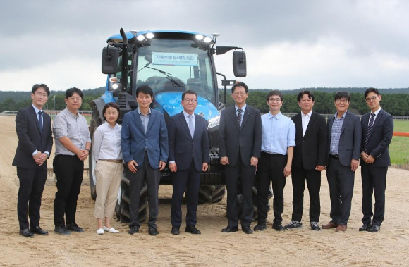 LS엠트론 임직원과 한국마사회 관계자들이 자율주행 트랙터 공동개발 업무협약식 후 기념사진을 촬영하고 있다.(왼쪽에서) 5번쨰가 한국마사회 문윤영 제주본부장, 6번째가 LS엠트론 이상민 트랙터사업본부장이다. [사진=LS엠트론 ]