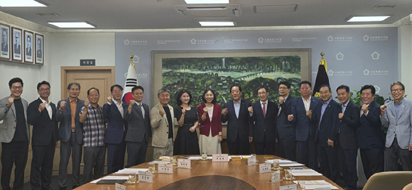 (왼쪽 9번째부터) 최호정 서울특별시의회 의장, 박종석 서울중소기업회장 [사진=중소기업중앙회]