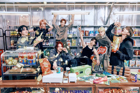 앰퍼샌드원 단체 이미지. [사진=FNC엔터테인먼트]