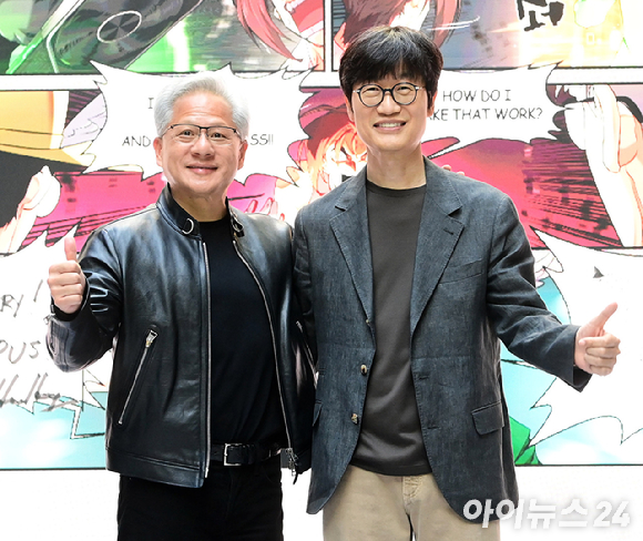 젠슨 황 엔비디아 최고경영자(CEO&middot;왼쪽)가 8일 경기도 성남시 정자동에 위치한 네이버 1784 사옥에 방문해 이해진 네이버 의장과 기념촬영을 하고 있다. [사진=아이뉴스24 포토 DB]