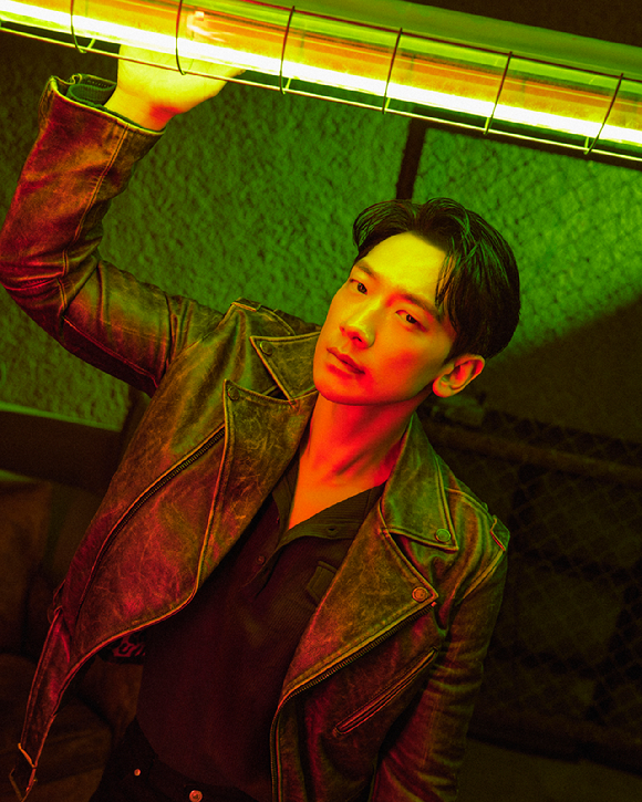 배우 정지훈(비)이 넷플릭스 시리즈 '사냥개들' 시즌2 인터뷰에 앞서 포즈를 취하고 있다. [사진=넷플릭스]