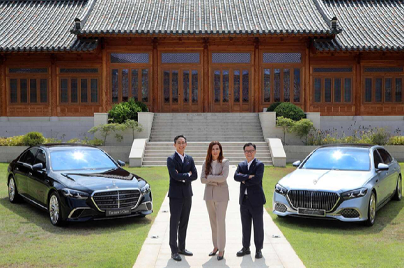(왼쪽부터) 김은중 메르스데스-벤츠 코리아 제품 및 세일즈 부문 총괄 부사장, 쉬린 에미라 메르세데스-벤츠 코리아 대표이사, 이상국 메르세데스-벤츠 코리아 디지털 마케팅 및 커뮤니케이션 부문 총괄 부사장 [사진=메르스데스-벤츠 코리아 ]