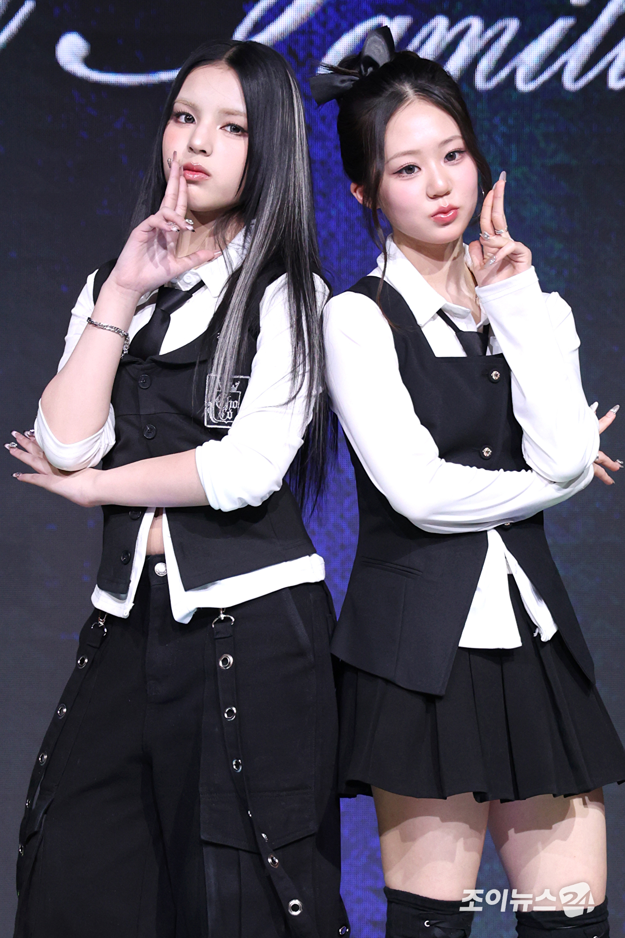 그룹 초코2(ChoCo2) 안판, 윤지가 24일 오후 서울 마포구 상암동 쇼킹케이팝센터에서 열린 초코엔터테인먼트 첫 패밀리 앨범 '초코 라 파밀리아(ChoCo La Familia)' 발매 기념 쇼케이스에 참석해 포즈를 취하고 있다. [사진=문수지 기자]