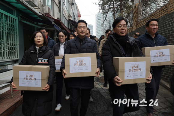 장동혁 국민의힘 대표가 13일 오전 서울 중구 쪽방촌을 찾아 주민에게 설맞이 선물을 전달하고 있다. [사진=정소희 기자]