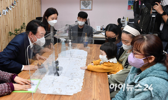 윤석열 국민의힘 대선후보가 15일 오후 서울 성동구 한국가온한부모복지협회를 찾아 회원들과 간담회를 갖고 있다. [사진=국회사진취재단]