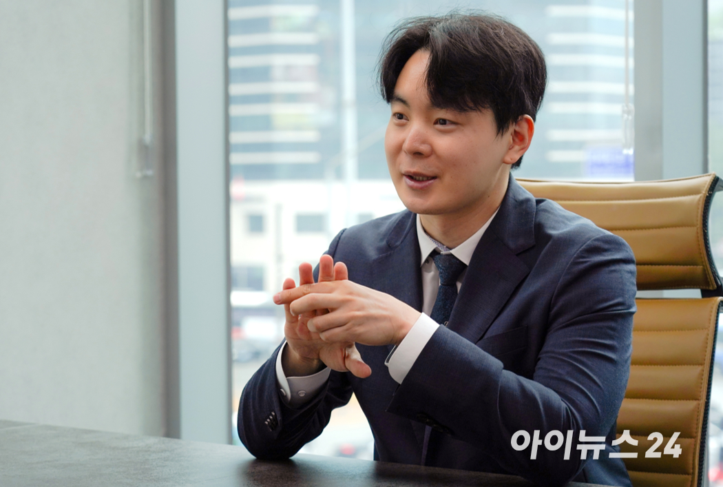 이재성 법무법인 YK 변호사가 지난 25일 서울 역삼동 YK 강남 주사무소에서 아이뉴스24와 인터뷰하고 있다. [사진=최기철 기자]