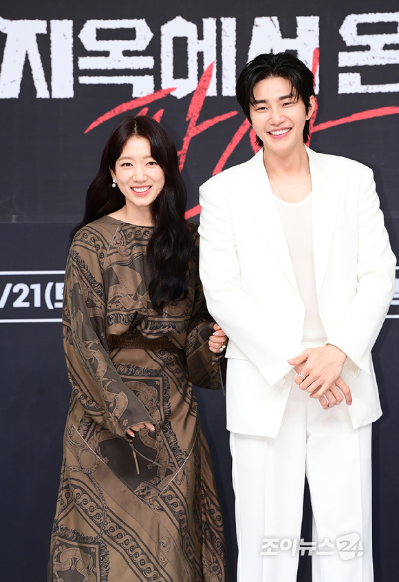 배우 박신혜와 김재영이 19일 오후 서울 양천구 목동 SBS 사옥에서 진행된 SBS 금토드라마 '지옥에서 온 판사' 제작발표회에 참석하고 있다. [사진=정소희 기자]