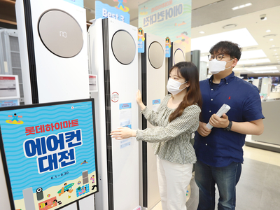 롯데하이마트 대치점을 방문한 소비자들이 '6월 에어컨 대전' 행사 상품을 둘러보고 있다. [사진=롯데하이마트]