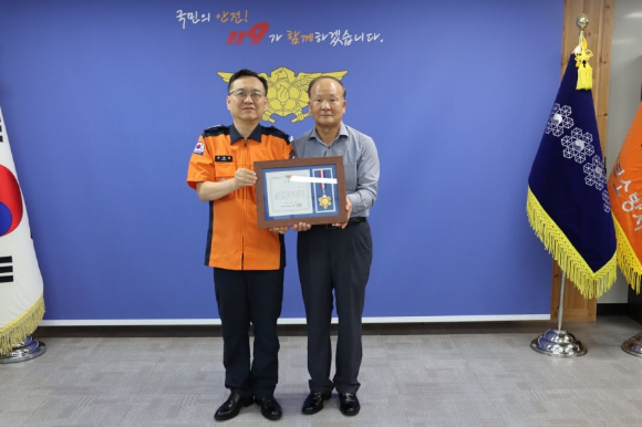 의정부소방서장 표창 받는 한현수씨 [사진=의정부소방서]