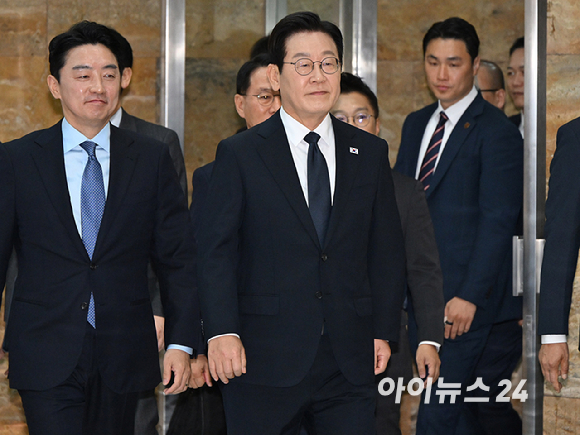 이재명 대통령이 4일 서울 여의도 국회에서 내년도 정부 예산안에 대한 시정연설을 하기 위해 도착해 본청에 들어서고 있다. [사진=국회사진기자단]