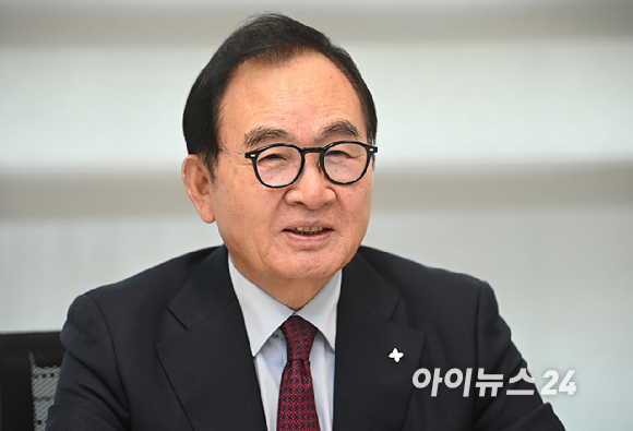 윤은기 서울과학종합대학원대학교 석좌교수가 20일 서울 강남구 모처에서 아이뉴스24와 인터뷰를 하고 있다. [사진=곽영래 기자]