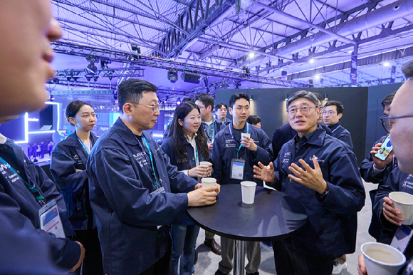 정재헌 CEO가 스타트업 15곳 대표들과 런치 미팅을 갖고 있는 모습 [사진=SKT]