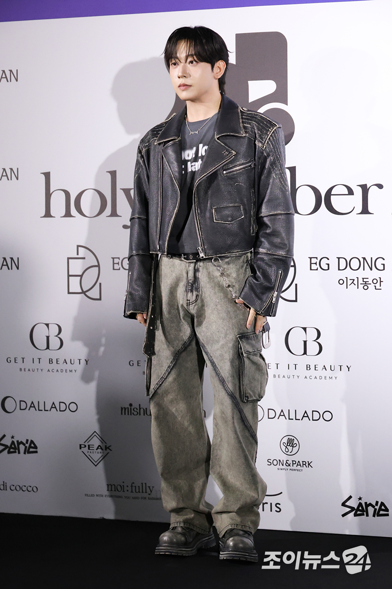 방송인 허성범이 1일 오후 서울 중구 동대문디자인플라자에서 진행된 2027 S/S 서울패션위크 '홀리넘버세븐' 컬렉션에 참석해 포즈를 취하고 있다. [사진=문수지 기자]