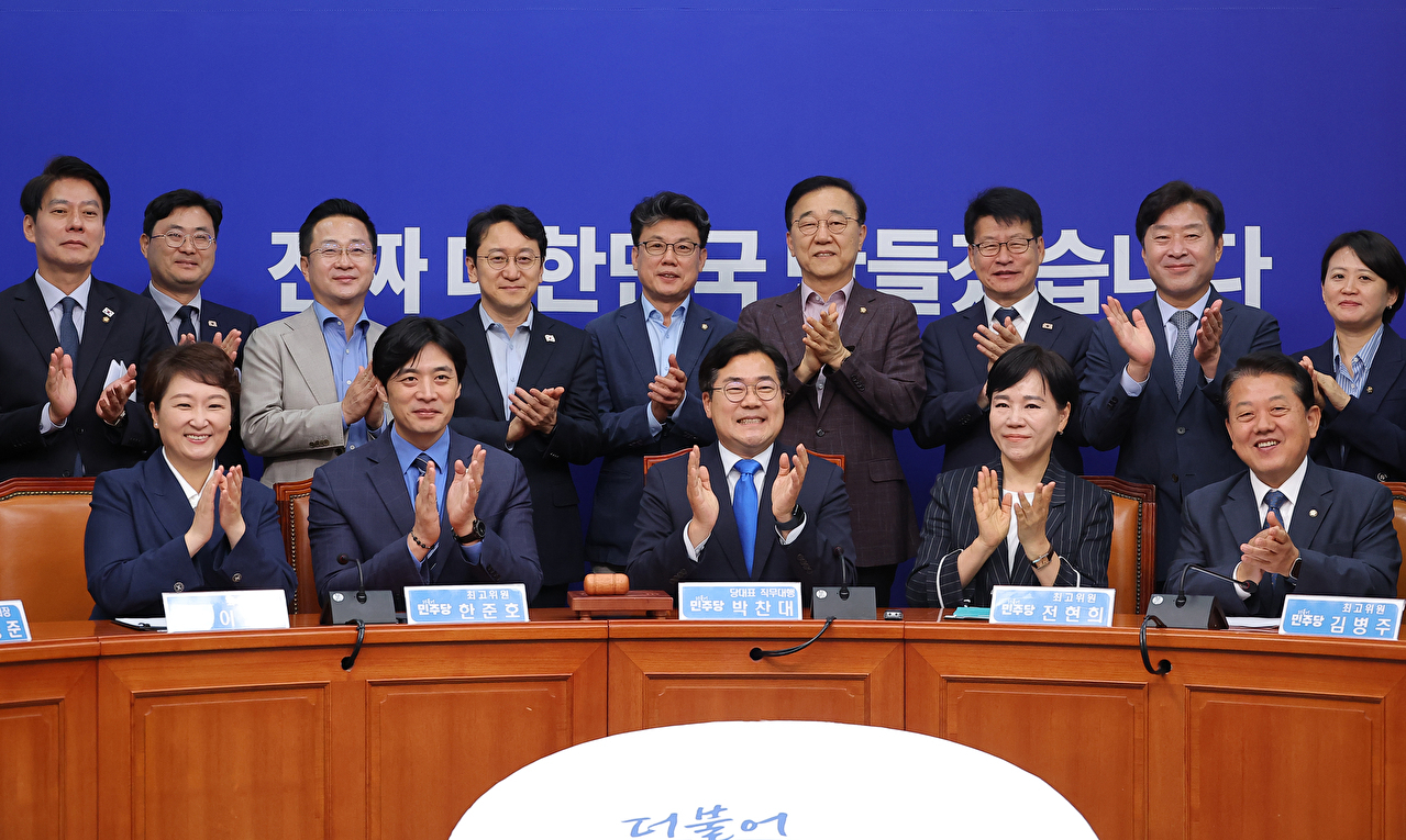 더불어민주당 박찬대 당대표 직무대행 겸 원내대표가 13일 국회에서 열린 최고위원회의를 마친 뒤 손뼉 치고 있다. 2025.6.13 [사진=연합뉴스]