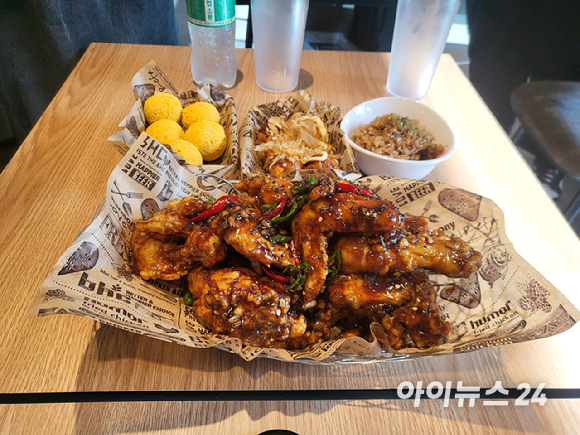 이석동 bhc 메뉴개발팀장이 3일 오후 서울 서초교대점에서 열린 기자간담회에 참석해 맛초킹 연구개발 배경을 설명하고 있다. [사진=정승필 기자]