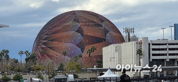 미국 라스베이거스컨벤션센터(LVCC)에서 열리는 CES 2026 준비가 한창인 모습. 짧은 영상은 전면 랩핑을 마친 LVCC 입구. [사진=CTA]