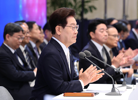이재명 대통령이 8일 청와대 영빈관에서 열린 취임 1주년 기자회견에서 박수를 치고 있다. 2026.6.8 [사진=연합뉴스]