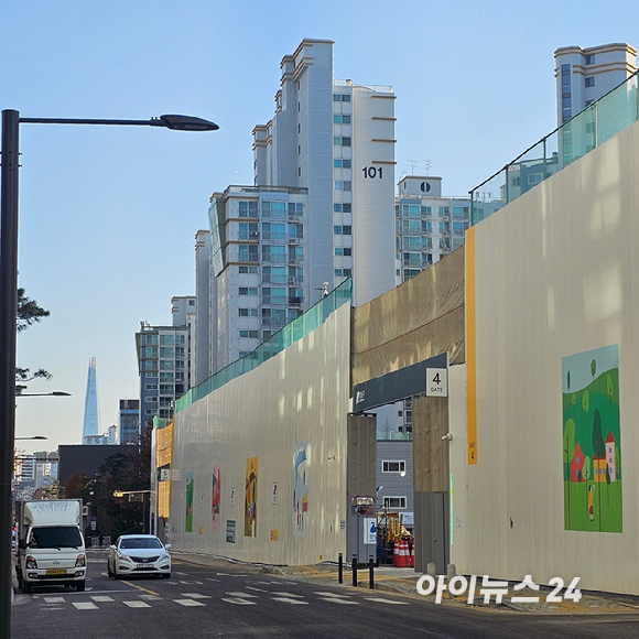 서울 강남구 역삼동 '역삼센트럴자이' 공사현장 펜스 너머로 '역삼래미안'아파트가 보인다. 2025.12.12. [사진=이효정 기자 ]