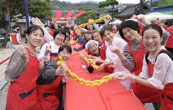 일본 요리연구가 모임 회원들이 순창 관광을 통해 체험활동을 하고 있다. [사진=순창군]