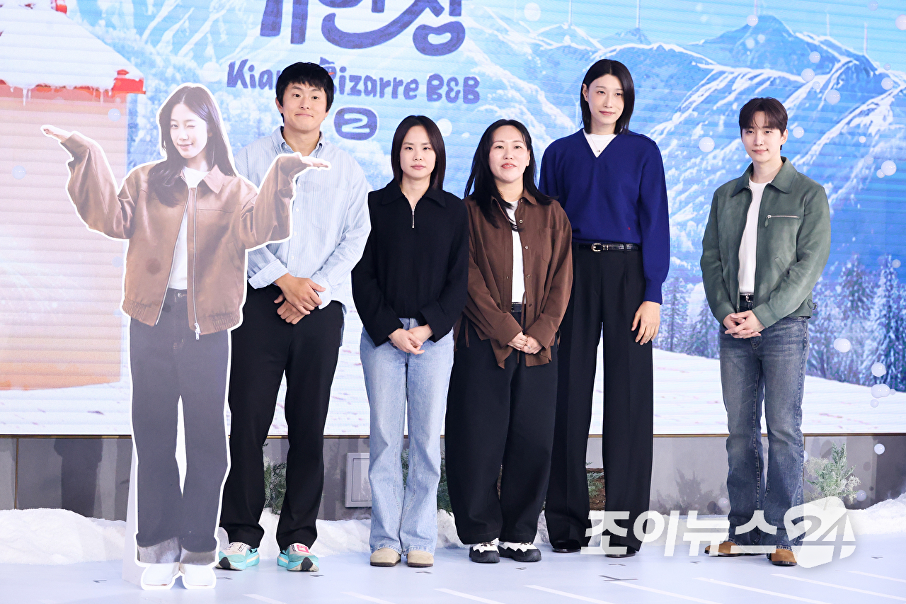 만화가 기안84, 이소민 PD, 김지현 PD, 전 배구선수 김연경, 배우 이준호가 22일 오전 서울 마포구 호텔 나루 서울 엠갤러리에서 진행된 넷플릭스 예능 '대환장 기안장 시즌2' 제작발표회에 참석해 포즈를 취하고 있다. [사진=문수지 기자]
