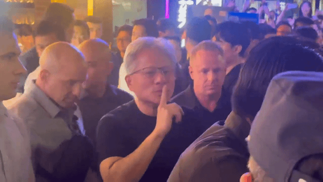젠슨 황 엔비디아 최고경영자(CEO)가 5일 서울 마포구 서교동의 한 고깃집에서 최태원 SK회장, 구광모 LG회장, 이해진 네이버 의장과 삼겹살 회동을 마치고 기념촬영을 하고 있다. [사진=곽영래 기자]
