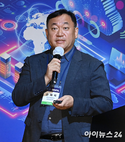 신재욱 한글과컴퓨터 AI컨설턴트가 30일 서울 영등포구 여의도동 FKI타워 그랜드볼룸에서 열린 '대한민국 클라우드&middot;SaaS 포럼 2025(KCSF2025)'에서 AI기술로 실현하는 효율적 업무 혁신을 주제로 강연하고 있다. [사진=곽영래 기자]