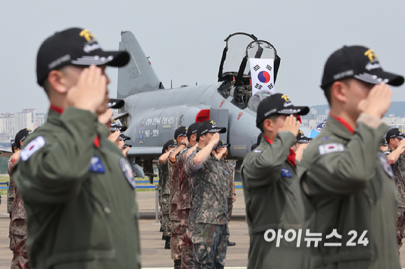 7일 경기도 수원시 공군10전투비행단에서 열린 F-4 팬텀(Phantom) 퇴역식에서 조종사들을 비롯한 창병들이 국기에 대한 경례를 하고 있다. [사진=사진공동취재단]