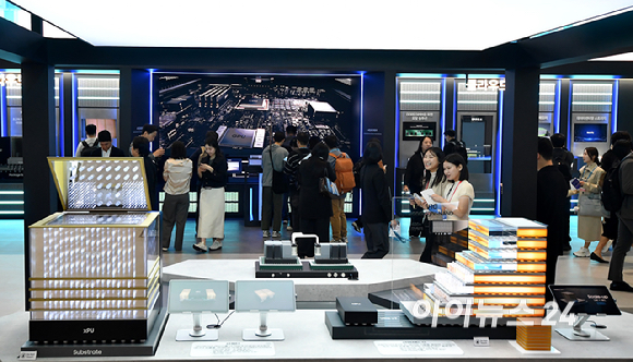 14일 서울 강남구 코엑스에서 열린 '제28회 반도체대전'(SEDEX 2026)에서 관람객들이 삼성전자 부스를 관람하고 있다. [사진=곽영래 기자]