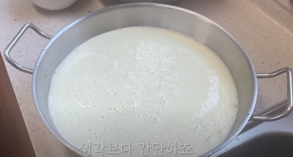 방송인 박나래가 지난달 23일 방송된 MBC '나혼자 산다'에서 콩물을 마시고 있다. [사진=MBC '나혼자 산다' 방송화면 캡처]