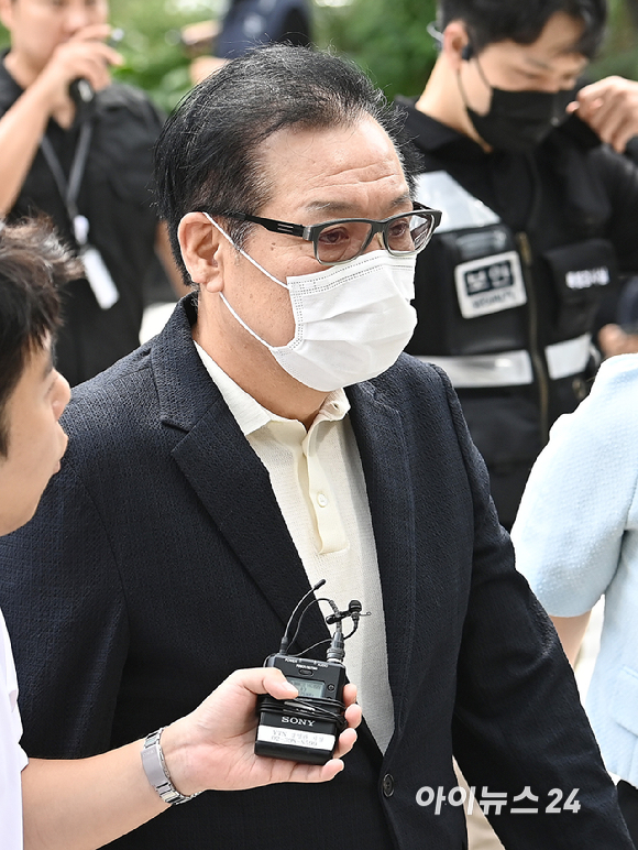 '통일교·공천 청탁 의혹' 건진법사 전성배씨가 18일 오전 서울 종로구에 마련된 김건희 특검팀(특별검사 민중기) 사무실에 출석하고 있다. [사진=곽영래 기자]