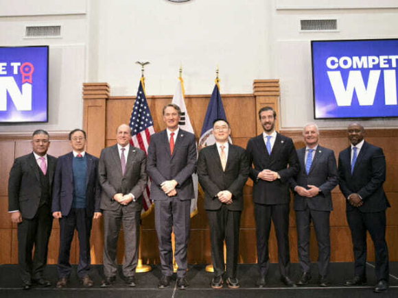 지난 12일(현지시각) 버지니아주 체사피크시 희토류 자석 공장 투자 발표에서 폴 대버 미국 상무부 차관, 글렌 영킨 버지니아 주지사, 구본규 LS전선 대표(왼쪽 3번째부터) 등 참석자들이 기념촬영을 하고 있다. [사진=LS전선]