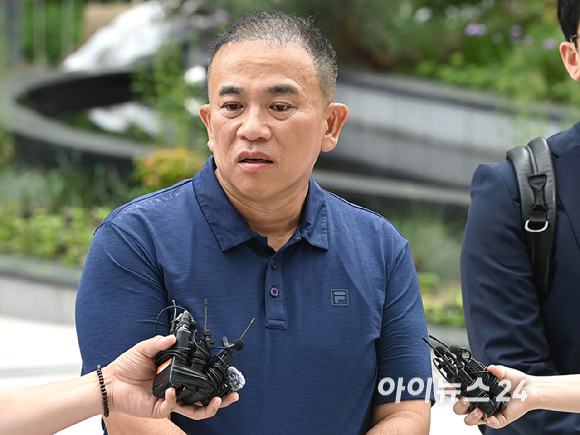 공천개입 의혹을 받는 명태균씨가 31일 오전 서울 종로구에 마련된 김건희 특검팀(특별검사 민중기) 사무실로 조사를 받기 위해 출석하고 있다. [사진=곽영래 기자]