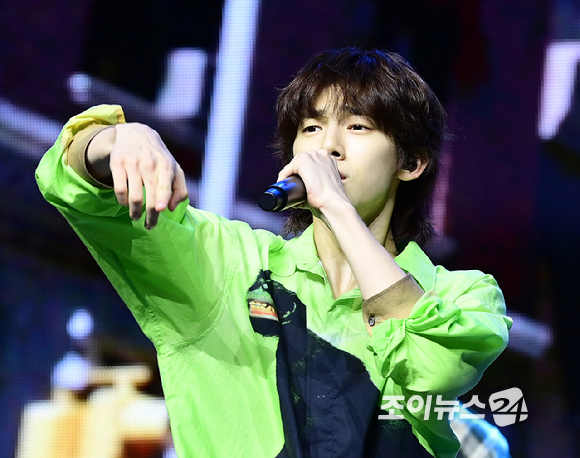 그룹 코르티스 주훈이 18일 오후 서울 용산구 블루스퀘어에서 열린 코르티스(CORTIS) 데뷔 쇼케이스 '컬러 아웃사이드 더 라인스'(COLOR OUTSIDE THE LINES)에서 멋진 무대를 선보이고 있다. [사진=정소희 기자]