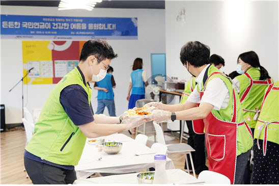 국민연금공단 직원들이 보양식 봉사활동을 펴고 있다. [사진=국민연금공단]