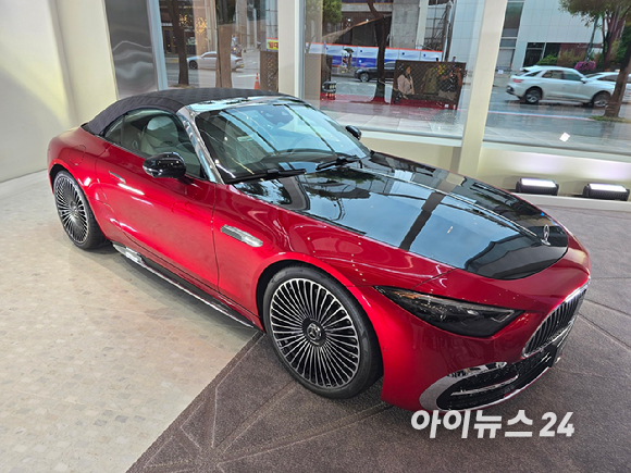마티아스 가이젠 메르세데스-벤츠 그룹 AG 이사회 멤버 겸 마케팅·세일즈 총괄이 14일 서울 강남구 압구정 '마이바흐 브랜드센터 서울'에서 발표하고 있다. [사진=김종성 기자]
