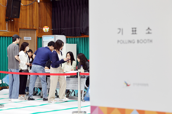 제21대 대통령 선거 본투표일인 3일 오전 광주 서구 치평동의 한 투표소에서 유권자들이 투표를 하고 있다. [사진=연합뉴스]