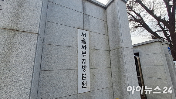 숙박비 송금 시 받는 사람 이름으로 '4만원'을 보내고 실제 금액은 1원만 송금하는 등 상습적으로 사기 행각을 벌인 20대 남성이 실형을 선고받았다. 본 기사와 무관한 이미지. [사진=챗GPT생성]